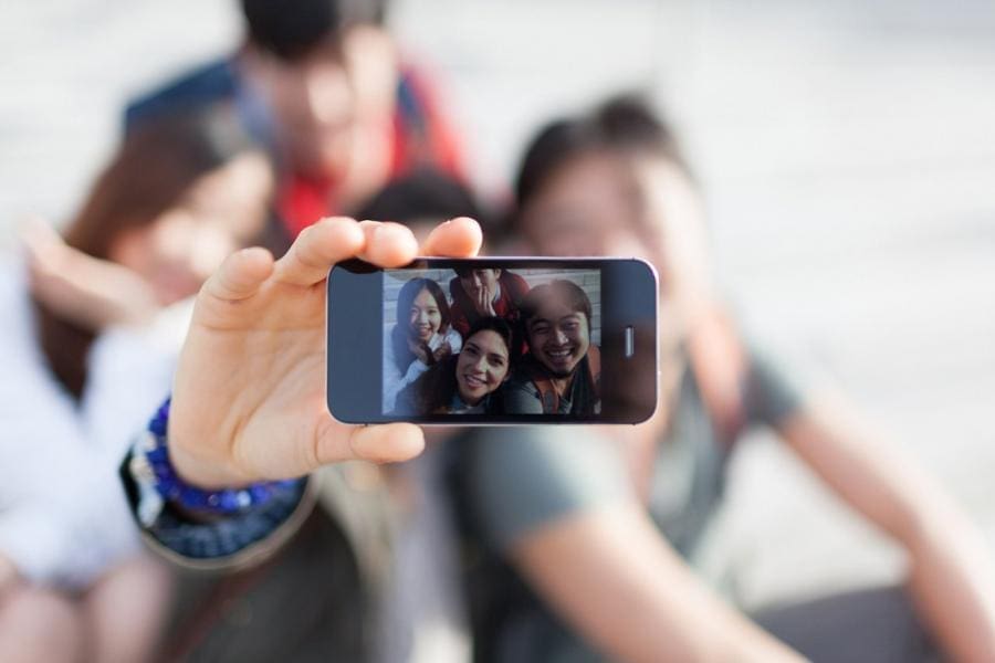 Millennials vittime dell’effetto selfie, distorce i tratti