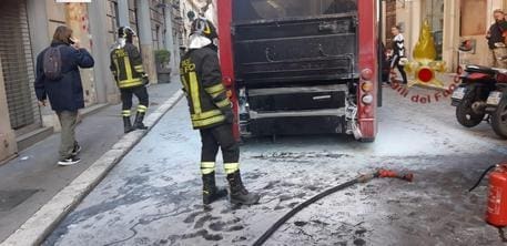 Bus in fiamme nel centro di Roma, chiusa la strada