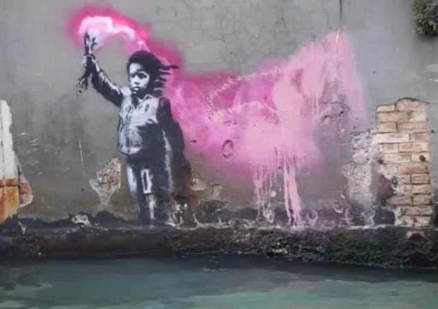 Un bimbo su muro di Venezia. E’ Banksy?