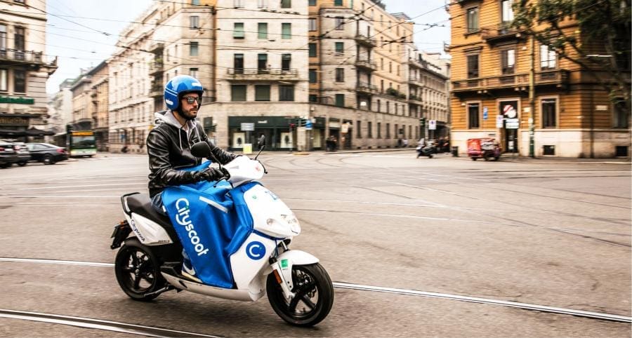 A Roma arrivano gli scooter elettrici di Cityscoot e la Raggi esulta